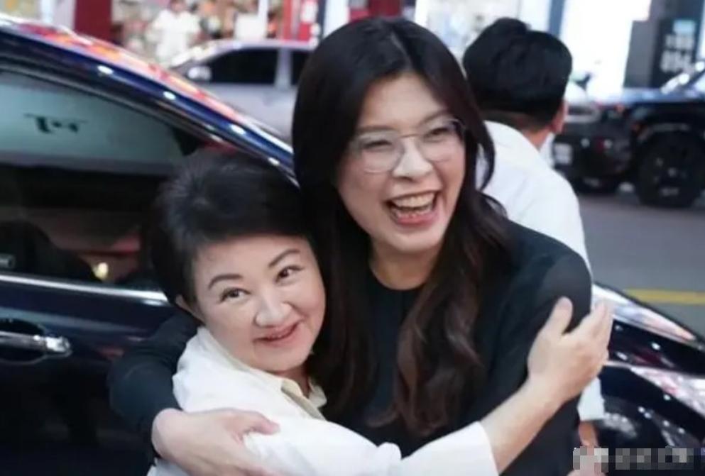 郑丽文刚来大陆2天，获得高规格接待后，卢秀燕终于没有一错再错了！
 
最近两岸最