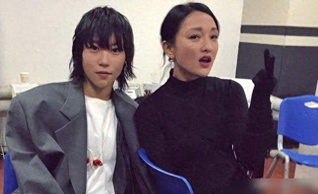同父异母姐妹不同命：窦靖童的松弛，窦佳嫄的泪