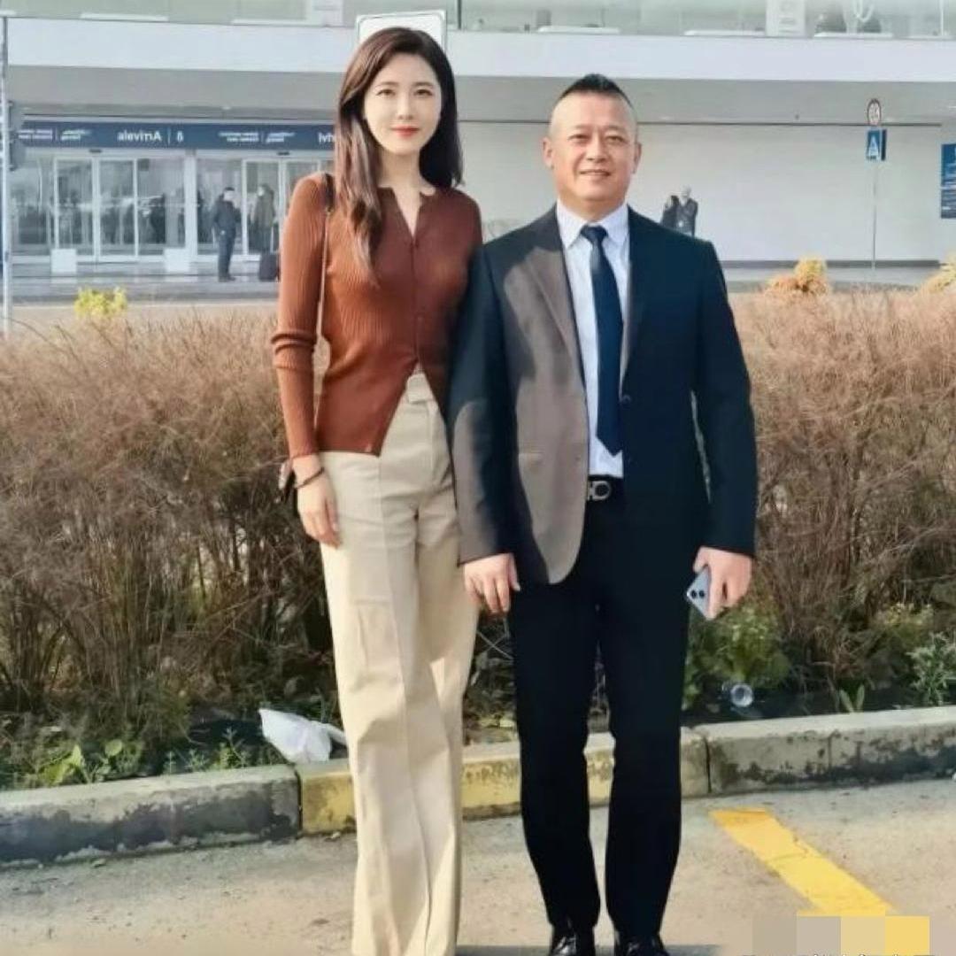 谁能想到，49岁的曾黎活成了很多人羡慕的样子！
 
大家总夸她颜值出众，可比起美