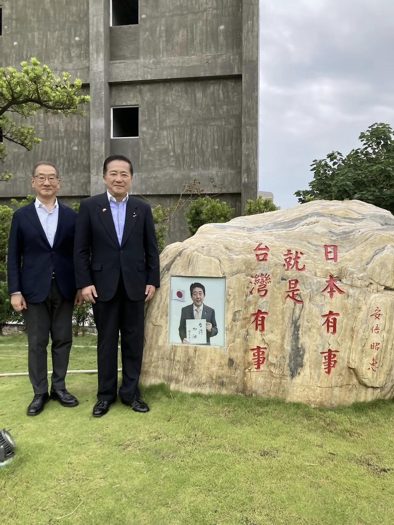 这是一群窜访台湾的日本众议员来到高雄凤山区，参观日本前首相安倍晋三纪念公园。
 