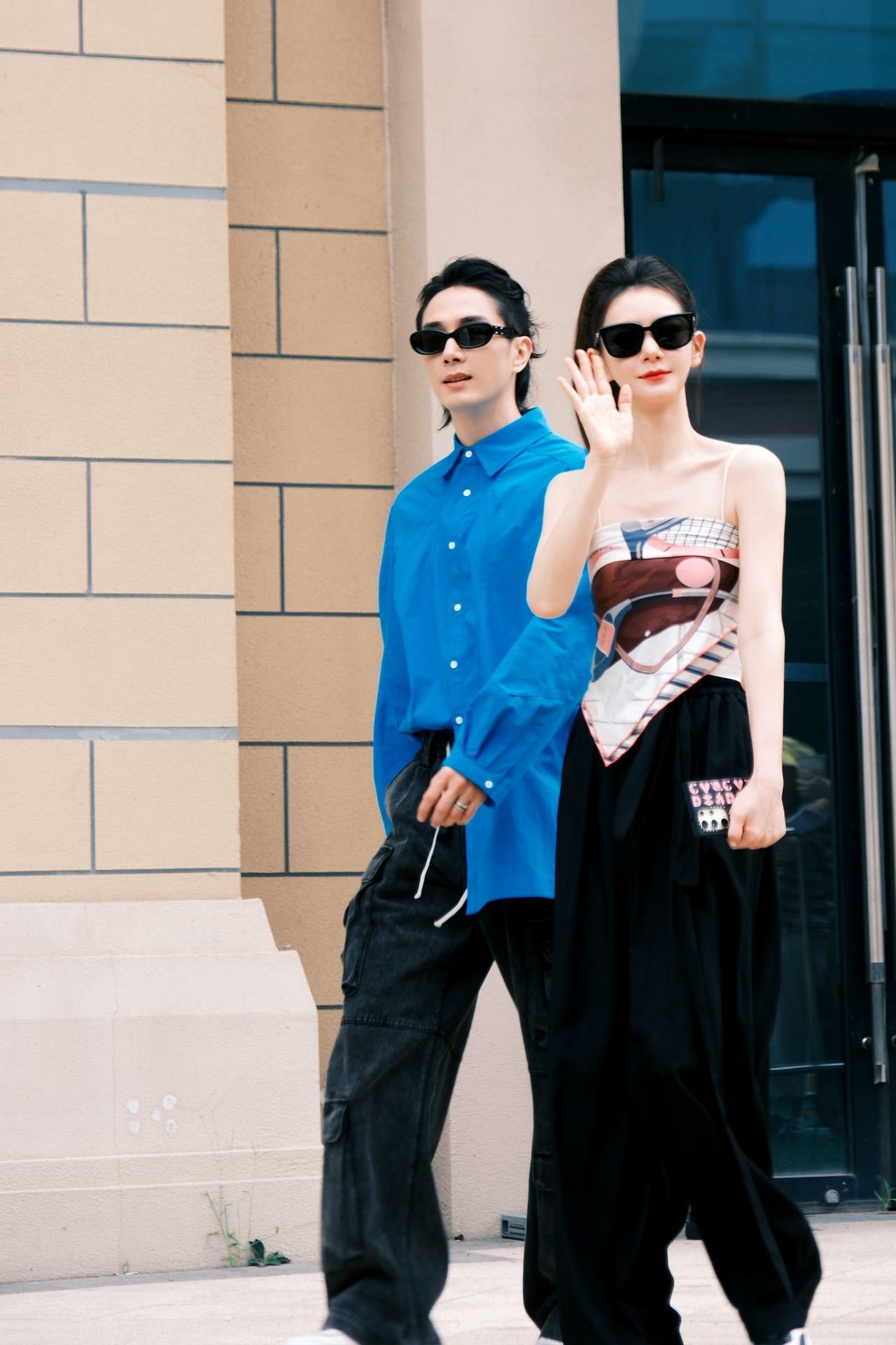 #戚薇李承铉oversize和over#妈呀戚薇怎么穿个丝巾就出来了，两口子一个