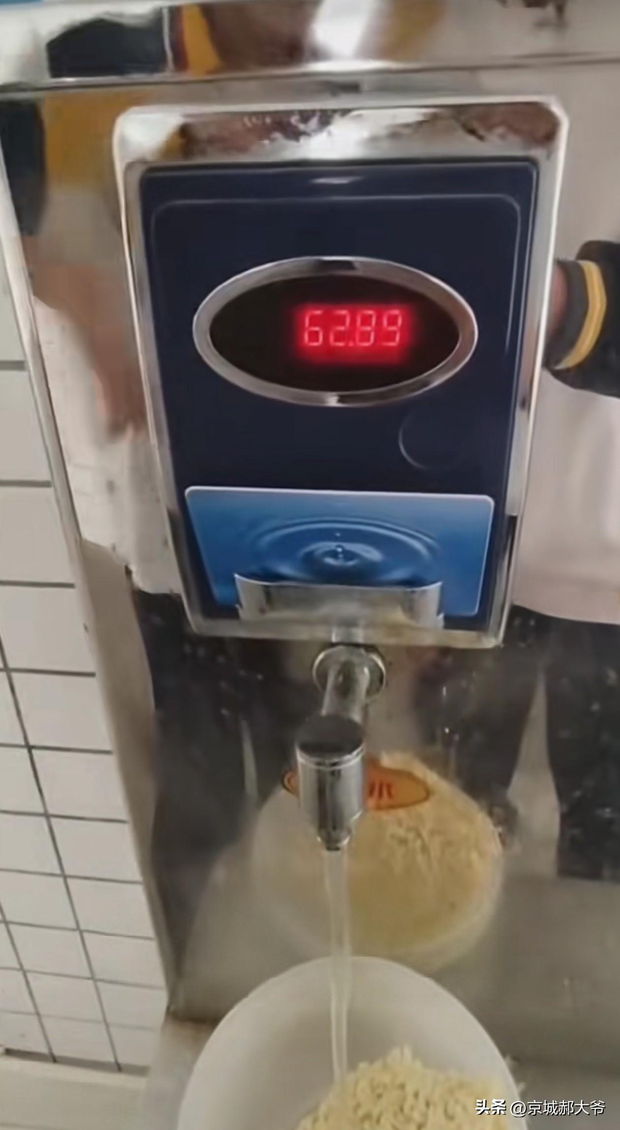 开学才几天，学生们已经喝不起热水了，泡个方便面，热水费4.8元。是不是很多人都认