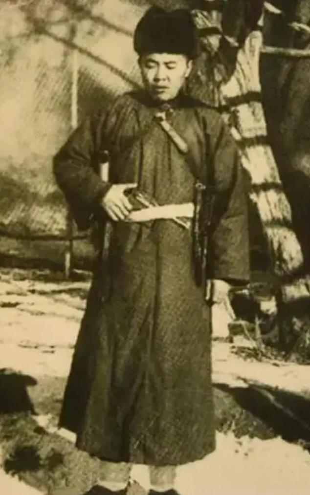 1931年冬天，东北土匪老北风投靠了日军后，大摆宴席宴请日军高官，谁料酒过三巡，