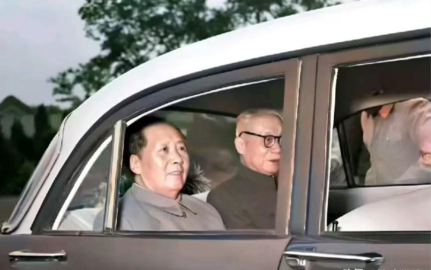第一次看到这个照片破防了，毛主席坐在国产轿车上，这笑容太治愈！
 
这张经典老照