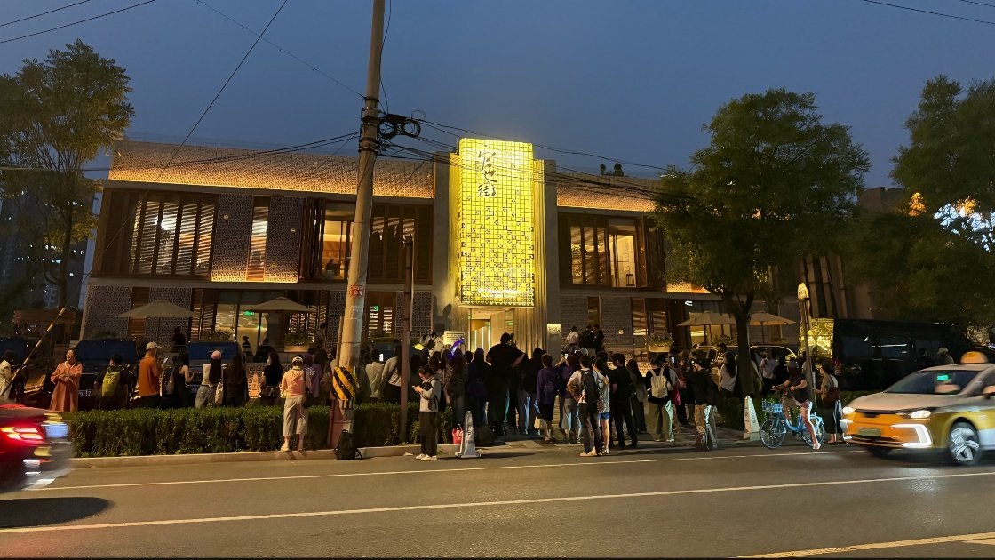 昨天花儿与少年录制现场被粉丝和代拍包围的严严实实想必今天人会更多吧 