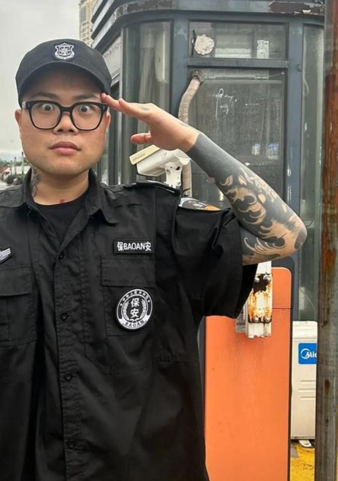 早上去市场买吃的，看到门口的保安居然有纹身？而且纹身还特别明显，保安在门口不停的