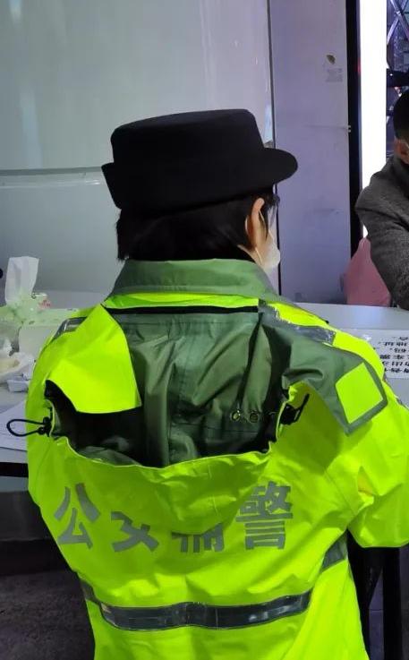 辅警执勤优先使用雨衣而非雨伞！

交通疏导、手势指挥、查验证件等勤务必须依赖双手