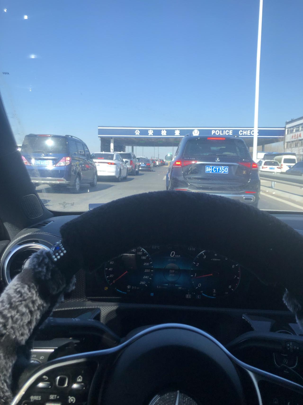 刚才路过加油站，加油的车不少，又该涨价了，我上次涨价前加满油没舍得开，到现在还满