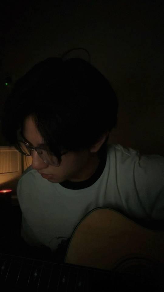 穆祉丞素颜弹吉他 没有舞台打光又怎样，穆祉丞泡泡这张吉他照依旧帅气爆棚。 