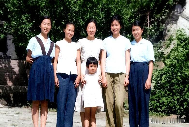 一张老照片，定格了一个大家庭难得的团聚时刻。
那是1963年，院子里，42岁的王