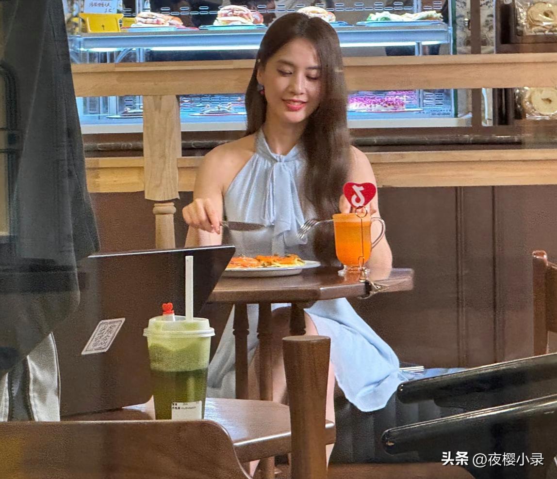 黄圣依在上海一家餐厅吃披萨，她的打扮好漂亮，举止优雅，好像上海的贵妇名媛，让人眼
