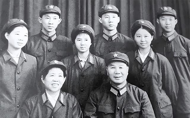 开国上将一生圆满，10个子女走出3位将军，真相看哭无数人
 
最好的家风，从来不