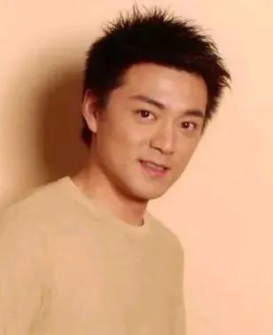 以美貌盛传的中戏校花曾黎，她的历任男友好像……是同款……

她找的都是同龄人，然