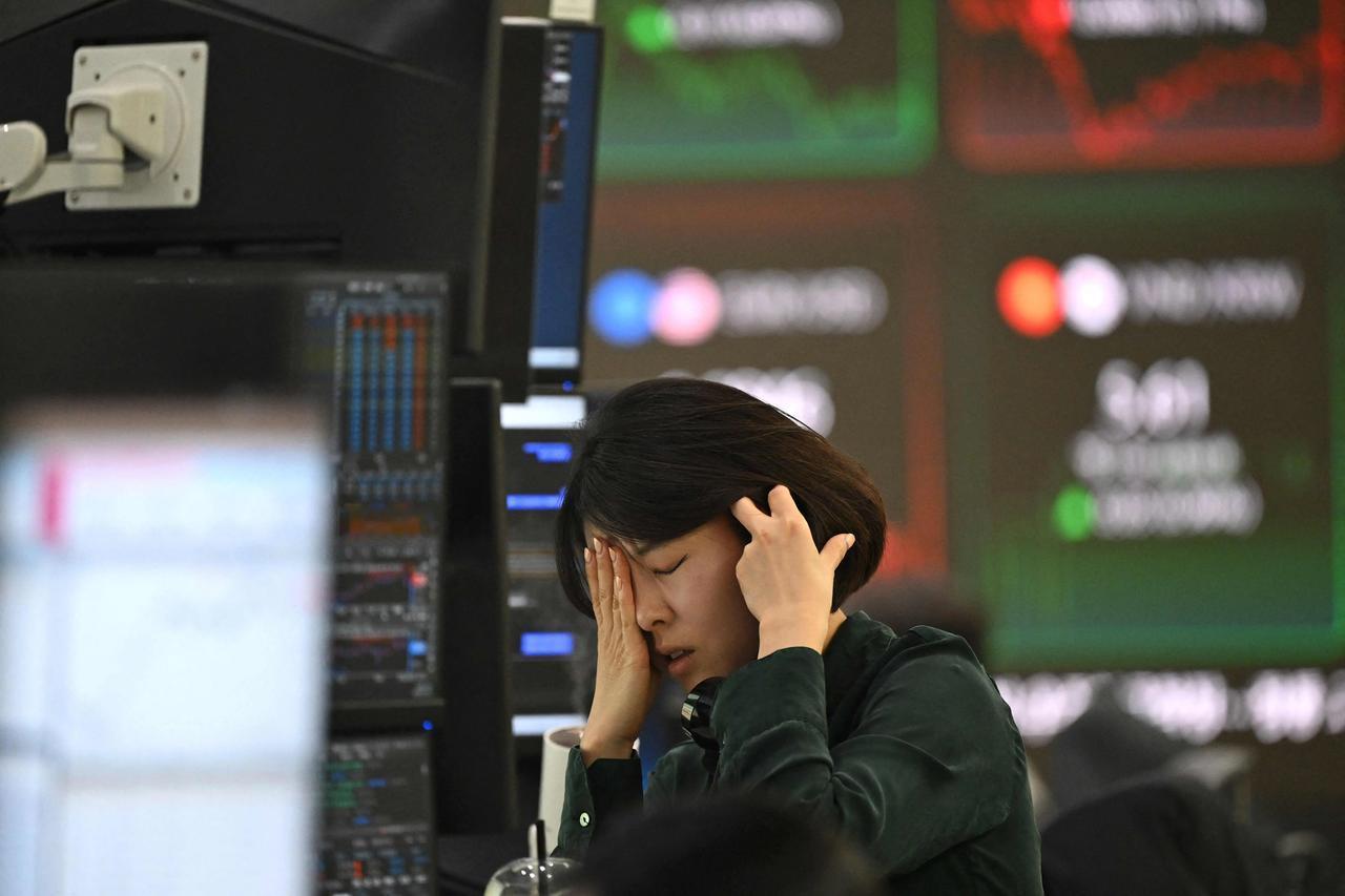 40万家庭迎史上至暗时刻，韩国股市30天蒸发32万亿，年轻人被套牢..

这场从