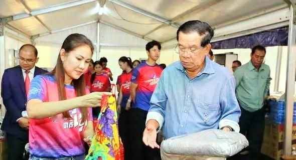 洪森亲自带女儿洪玛娜去慰问，气场很足。

洪玛娜今年45岁，生育了五个孩子，而她