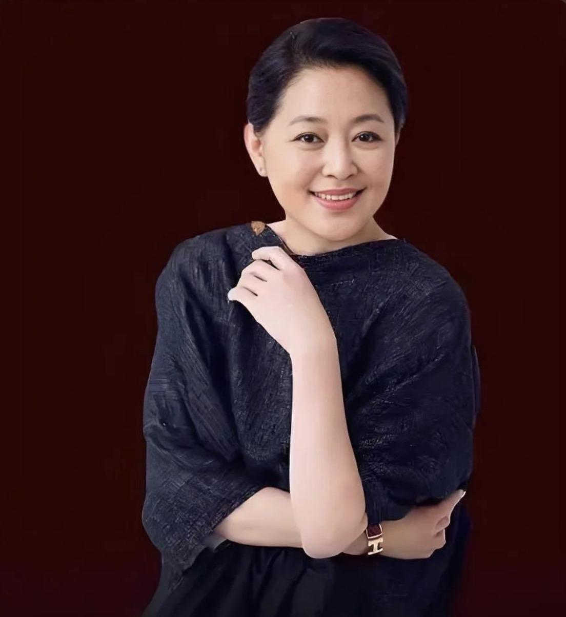 哎我去！倪萍代言翻车是我没想到的，当年她可是穿着戏服，从拍摄现场直接到汶川地震捐