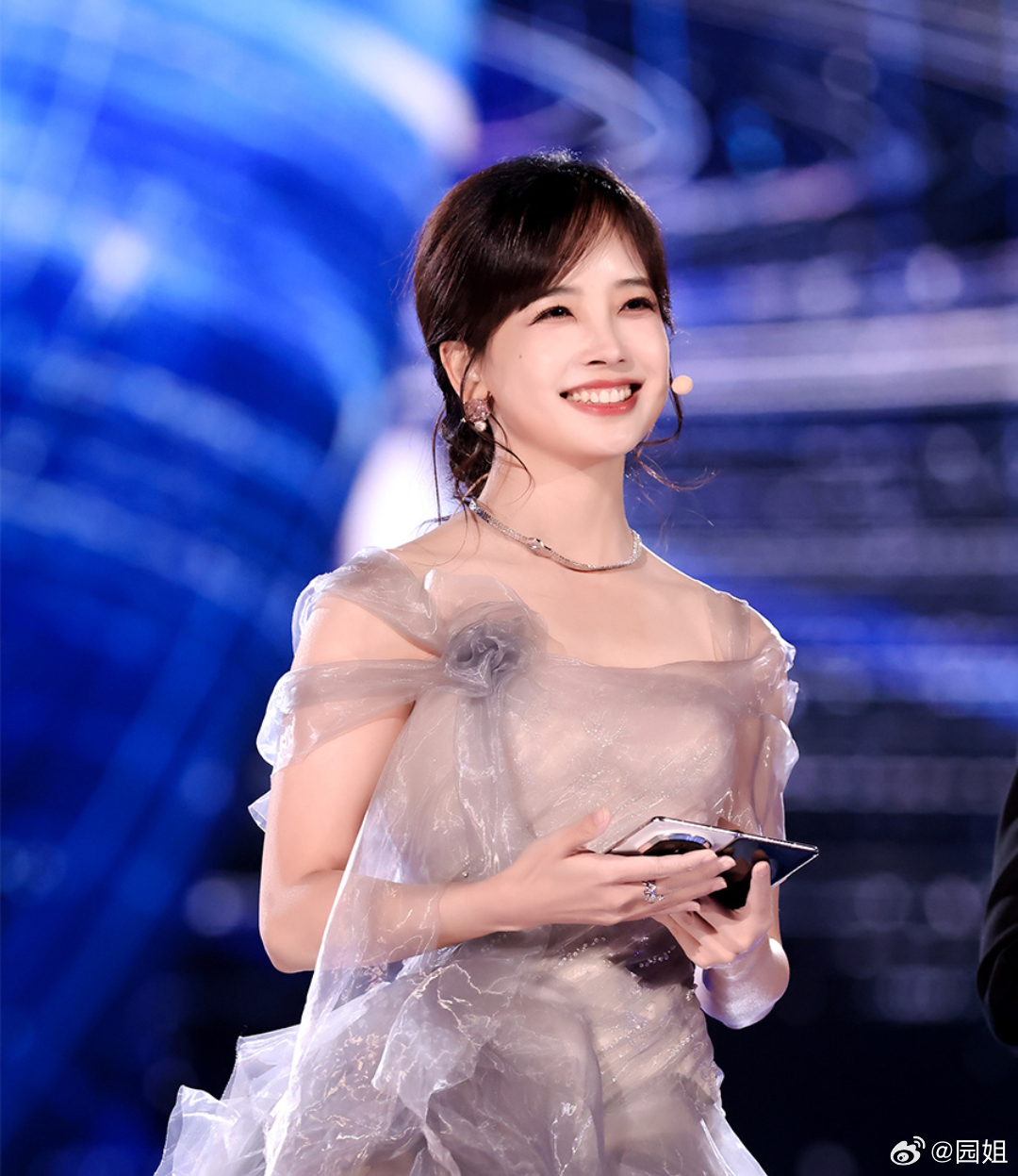 #华为折叠屏秒变舞台主持手卡#现在连主持人都这么卷，刚刚在鸿蒙星光盛典里看到主持