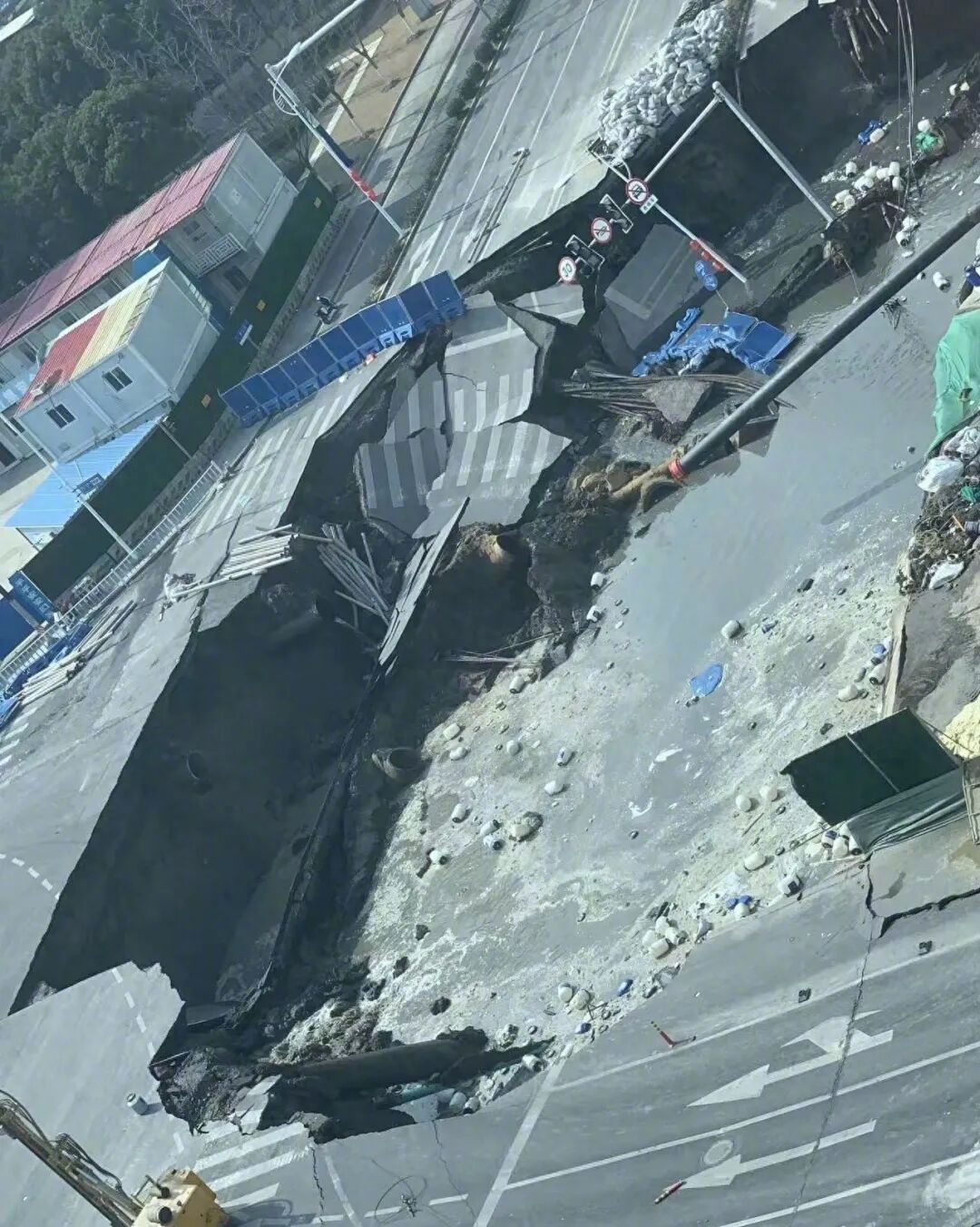 #上海路面塌陷#【#上海七莘路与黎安路附近发生塌陷#闵行区政府：无人员伤亡】2月