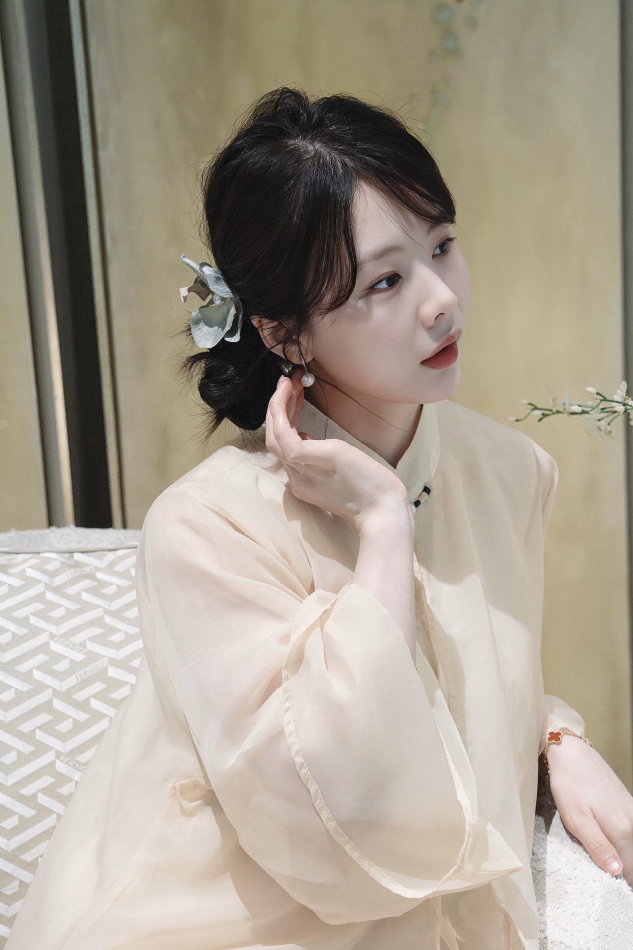 人与人之间建立关系需要很多个日夜，而归零只需一瞬间……
东方美学 拍照姿势 上热