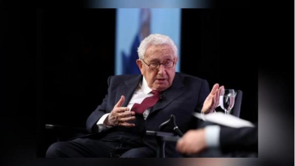 一旦中美开战，美军将全面轰炸中国？100岁的基辛格早就发出过警告：“美国盟友再多