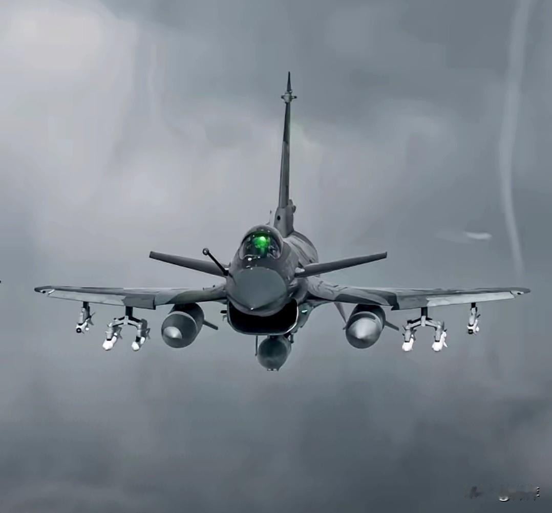 中国自主研发的歼-10CE外贸型三代半多用途战斗机，是歼-10C的出口版本，也是