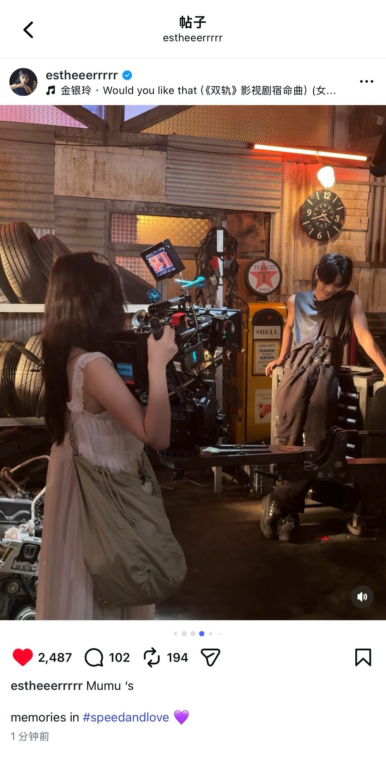 虞书欣真的太爱给人拍照了，镜头里的何与好害羞，还有那个红色洛丽塔小皮鞋好漂亮！ 