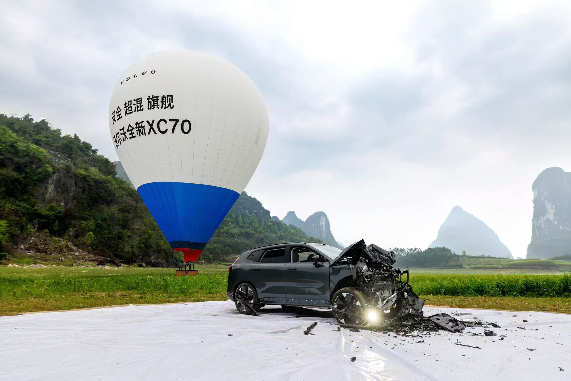 沃尔沃XC70被热气球带上35米高空 进行了自由落体挑战。换算下来差不多模拟了9