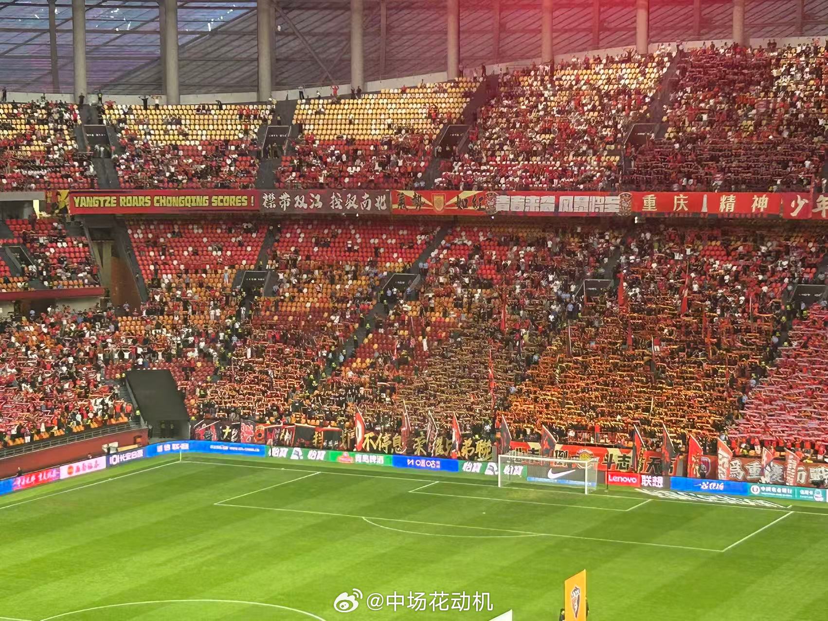 希望更多的重庆球迷，更加积极主动的到龙兴足球场观看中超比赛，这么漂亮的足球场，不