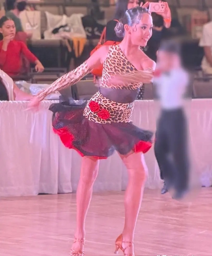 孙俪女儿跳拉丁舞好厉害，12岁小花妹妹去美国参加国际比赛，母女俩坐在观众席候场，