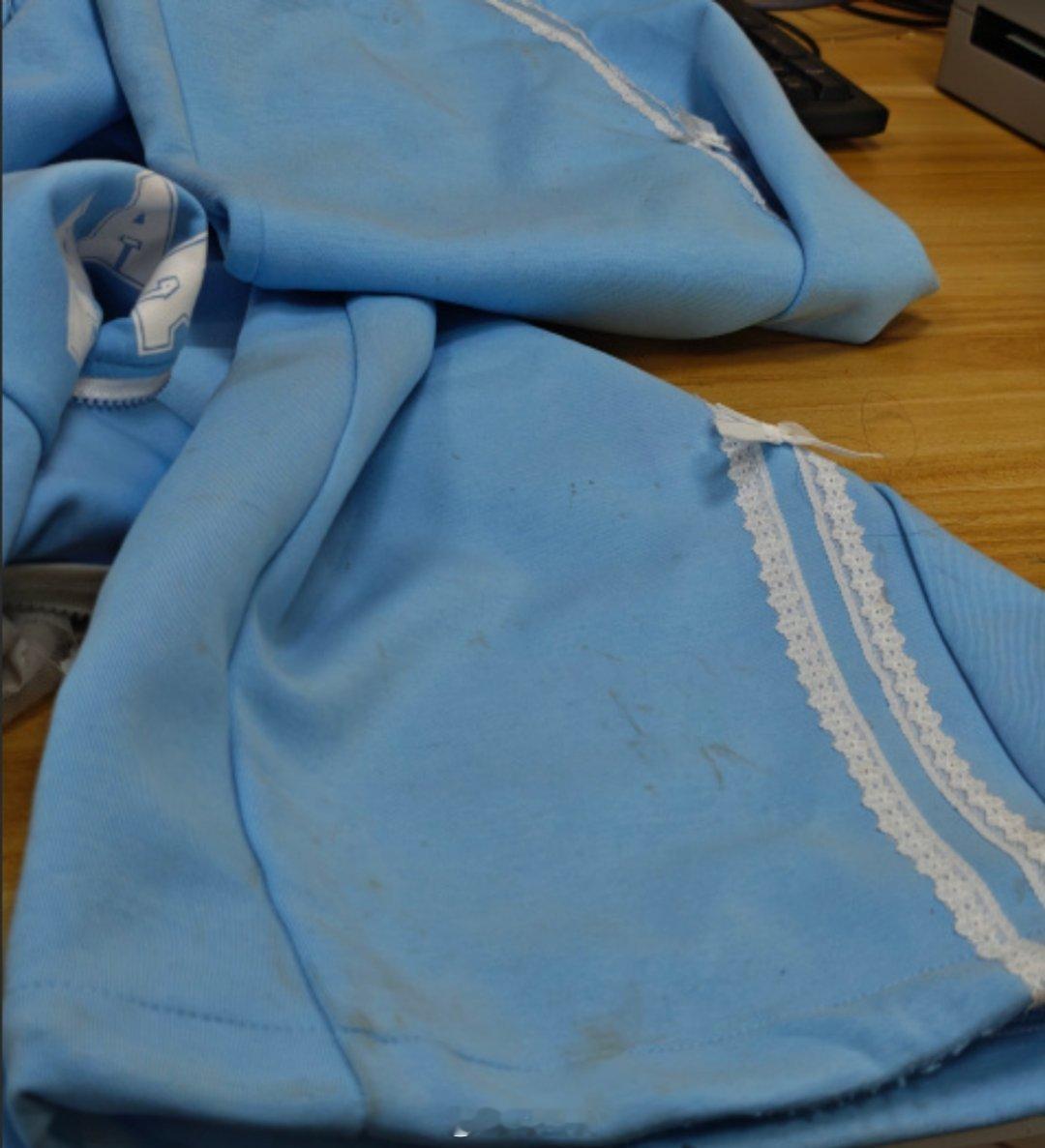 演出服遭集体退货家属称表演取消 明明表演了，衣服上都是泥巴污渍，还骗商家说表演取