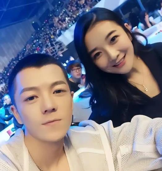 王栎鑫前妻晚上经常哭 王栎鑫与前妻吴雅婷离婚多年，其在直播中坦言因带货压力大而经