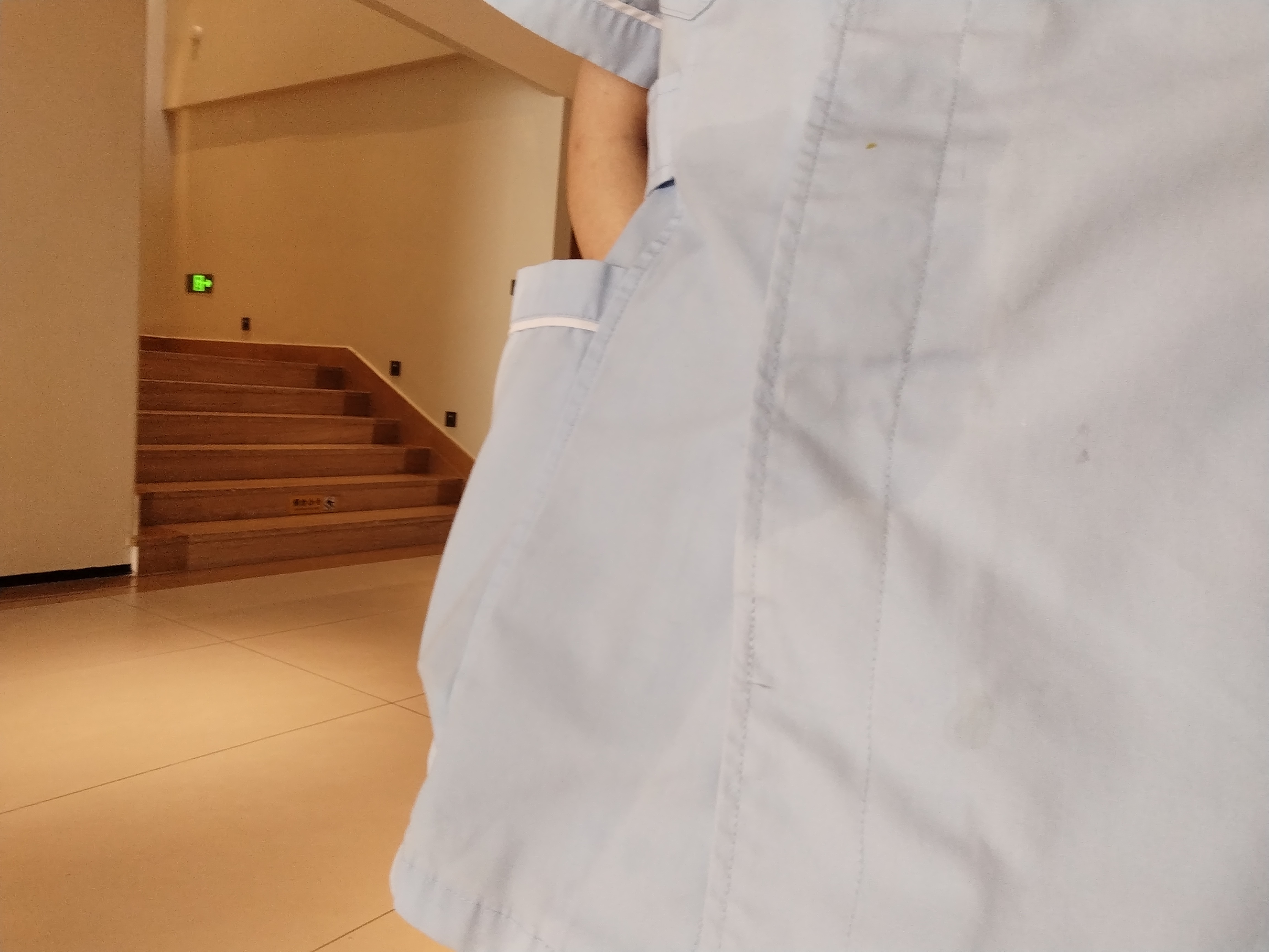 不仅有尿还有屎换衣服去，受不了了