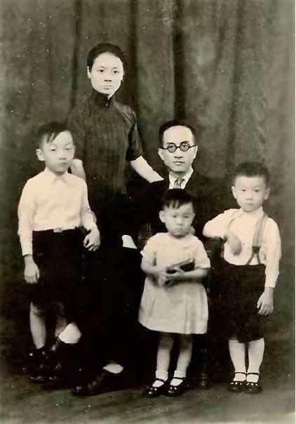 邹韬奋珍贵的全家合影，左起：长子邹嘉骅、夫人沈粹缜、邹韬奋、幼女邹嘉骊、次子邹嘉