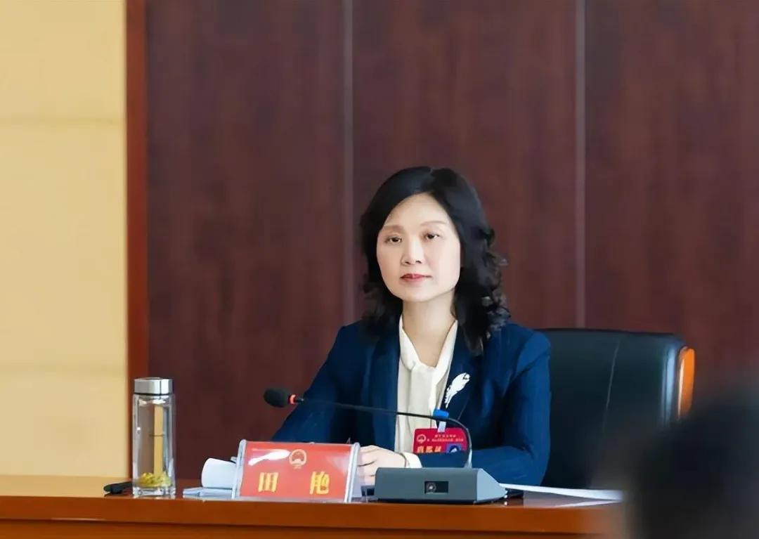 站在被告席上的田艳，身材瘦削两眼无光，乌黑亮丽的黑发，夹杂着些许白发，曾经光鲜亮