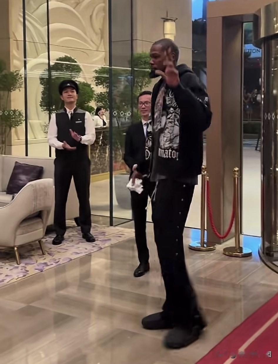 杜兰特，外号人称杜小帅。
气质，这该死的气质！
衣服抖一抖，跟着小帅走。
小手挥