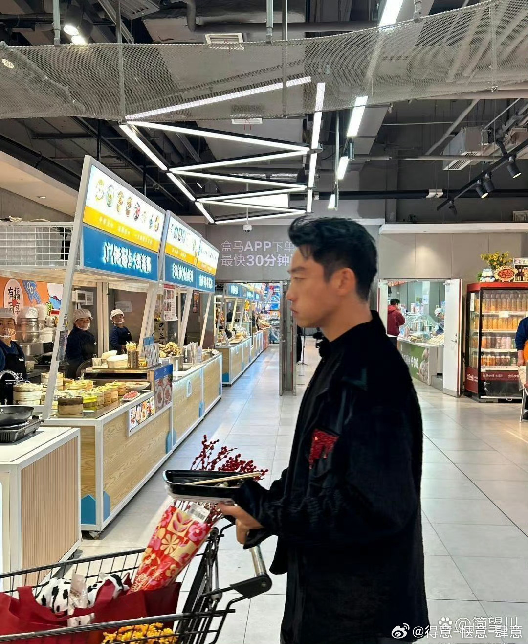 在盒马鲜﻿生撞‎见郑⁠‎恺了‍，真‍人‍确实⁠‎帅，‏﻿⁠就是个子真不高，小﻿小