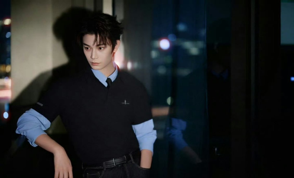 丁禹兮权威无需多言 眉眼自带气场，演技沉稳有张力，每一个角色都精准拿捏。丁禹兮权