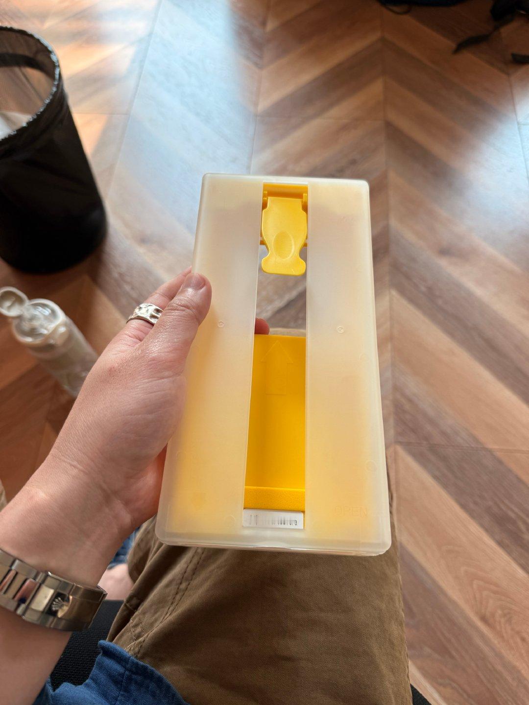 过去都是自己手工贴膜。刚才第一次尝试用那种「贴膜神器」给四边等深微曲的屏幕贴了张