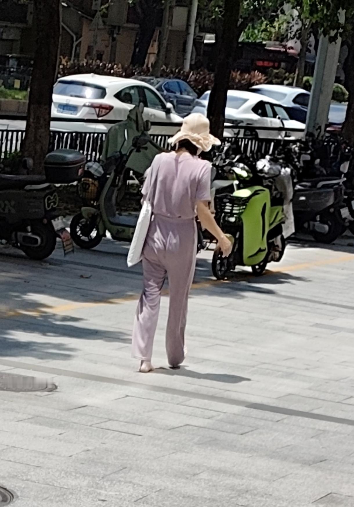 在广州黄埔区石化路，文冲同创汇这段路发现一个精神异常的，没有穿鞋的女人，在人行道