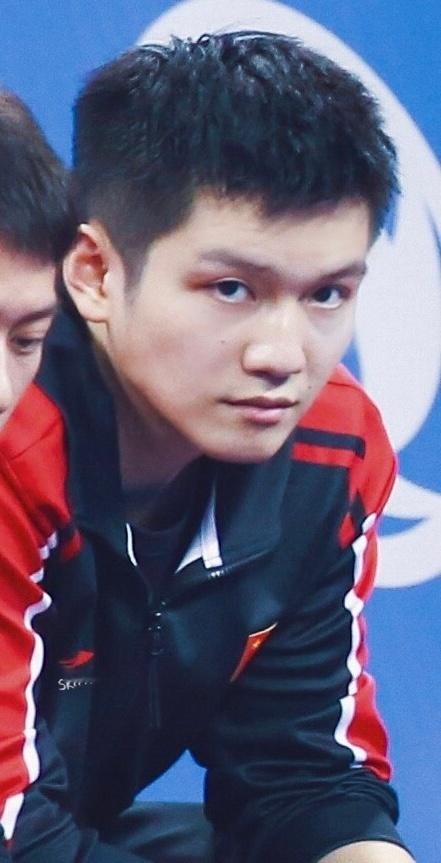 樊振东看我一眼 我小学二年级体育课上把同学鸡毛毽子踢掉几根毛都招了 