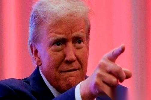 刚刷到个新闻，差点把手机笑飞。
特朗普对着中国喊话，就四个字：“给我放人”。
我