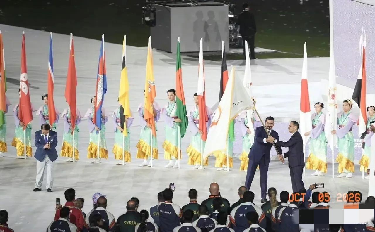 日本代表团尴尬了
在亚运会闭幕式交接亚奥理事会会旗后，日本代表如释重负，而下届亚