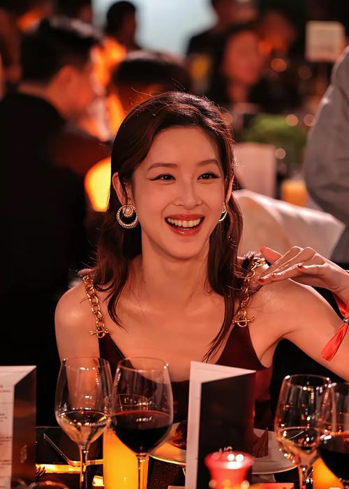戛纳电影节星光云集，章泽天一袭正红色无袖长裙惊艳亮相。明艳红裙衬得肌肤白皙透亮，