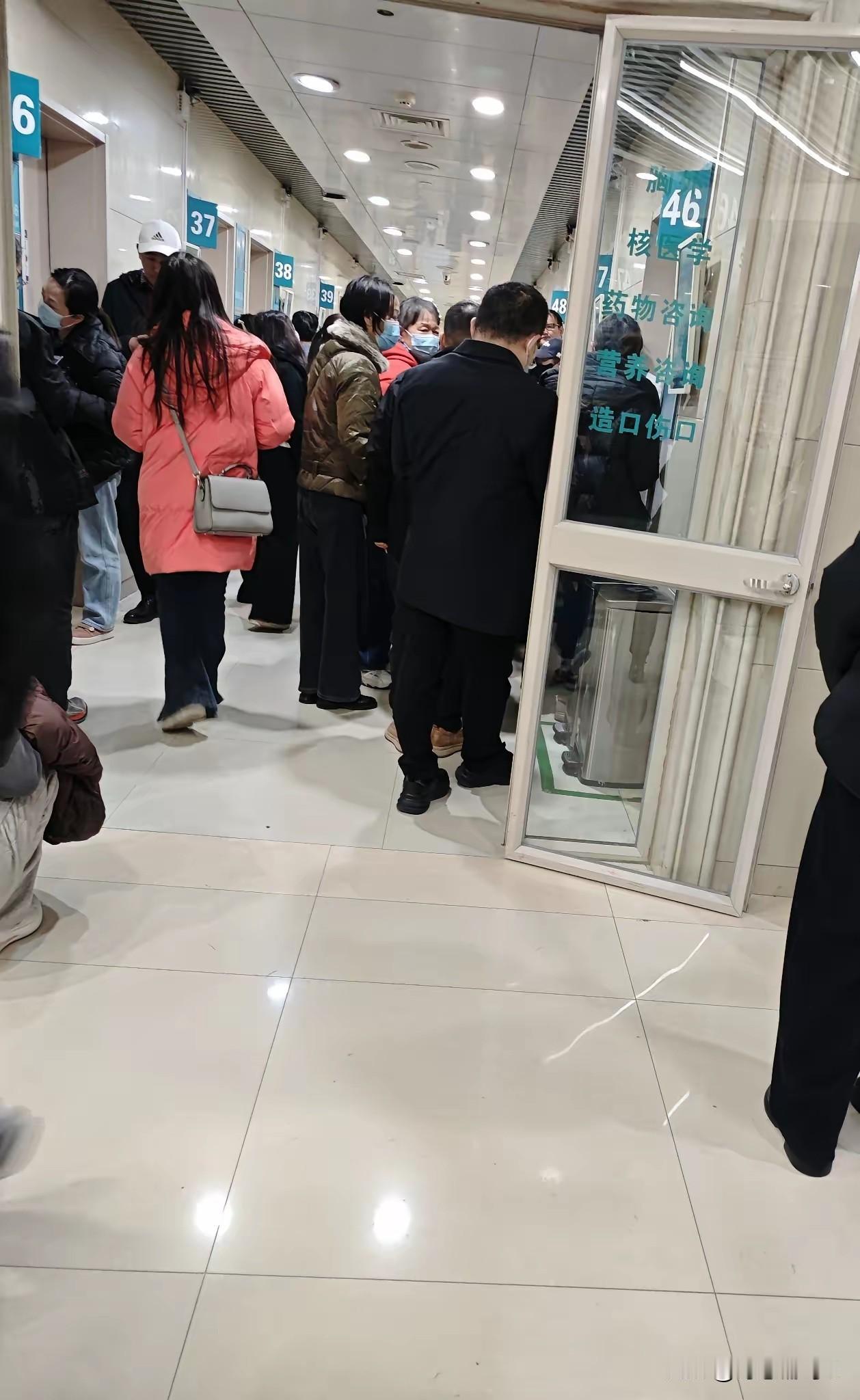 13岁的少年蜷缩在医院走廊最里面的角落，肩膀一抽一抽的，眼泪像断了线的珠子似的往