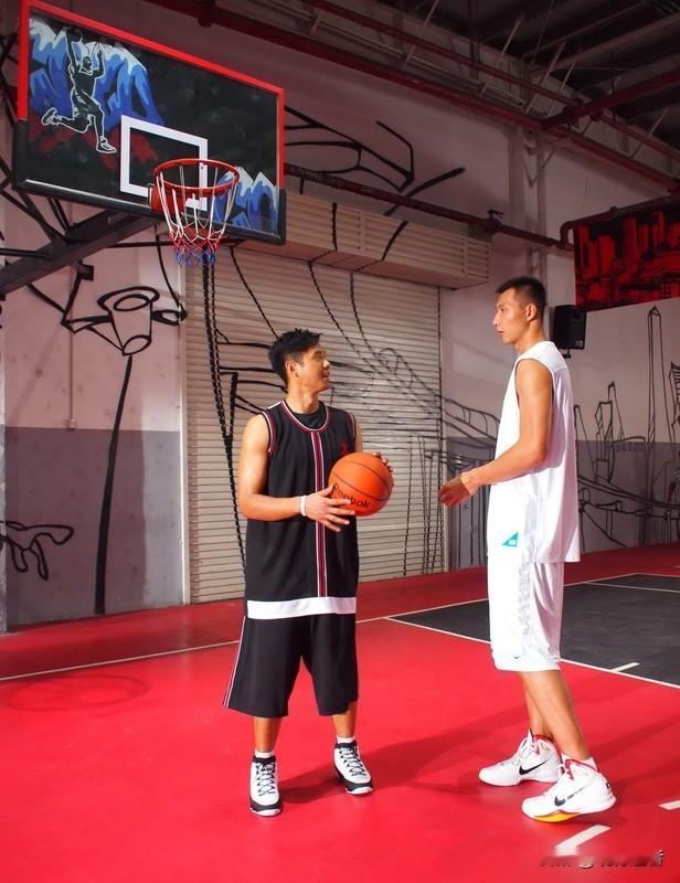 易建联一身休闲装扮，对着镜头拱手作揖，笑容温暖：愿大家新春如骏马奔腾，步履稳健，