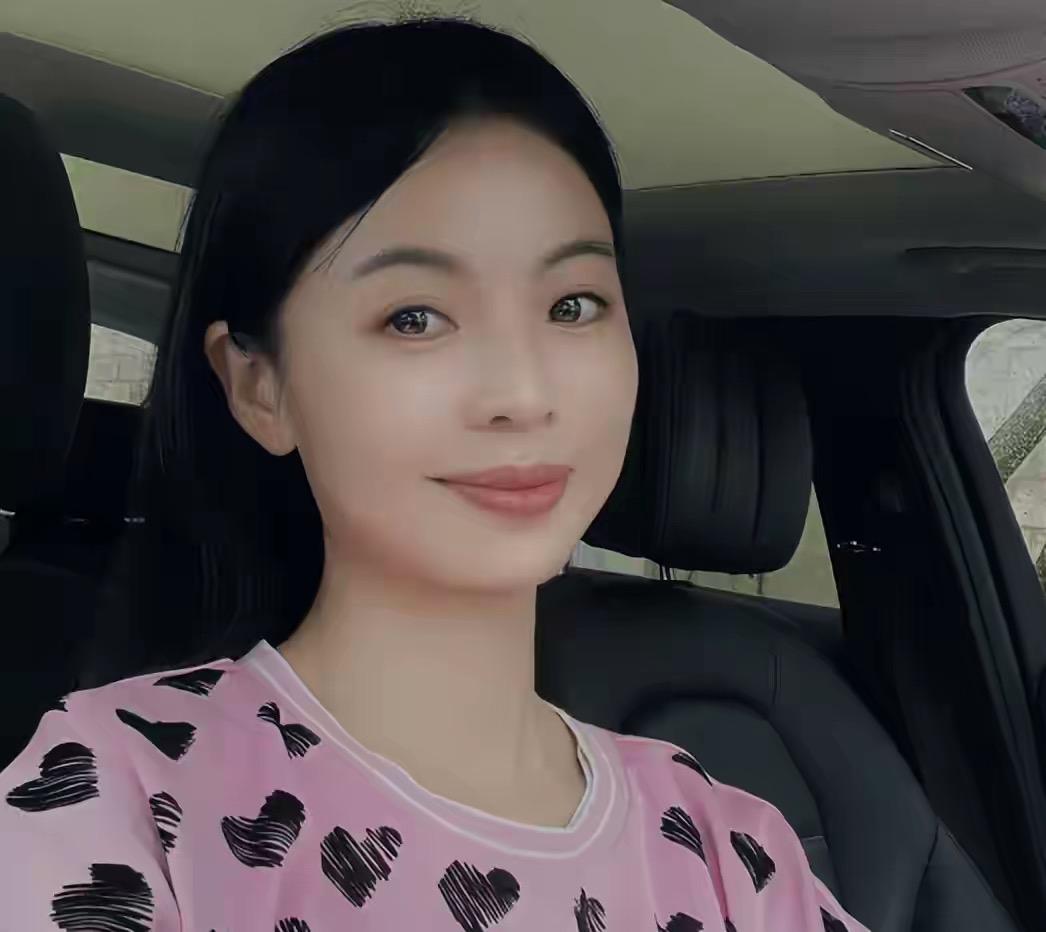 越疏离，曾经的甜言蜜语变成了冷漠的沉默。她开始怀疑，这份曾经让她心跳加速的爱情，