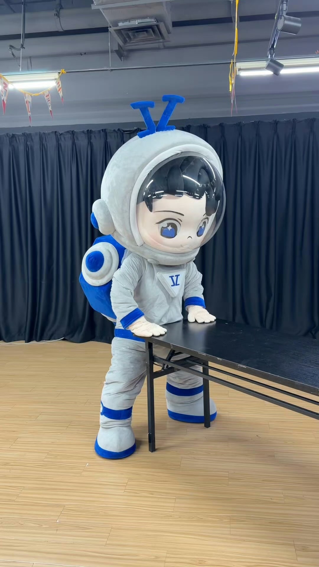 怎么能让我宝宝干活给我宝宝可累坏了（叉腰） 