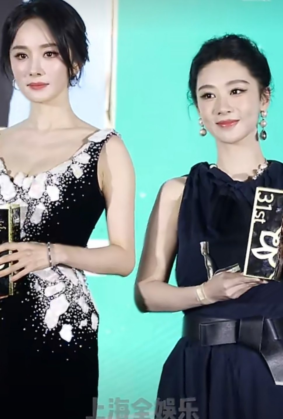 杨幂杨紫白玉兰同框领奖杨幂杨紫白玉兰同框领奖图🈶 