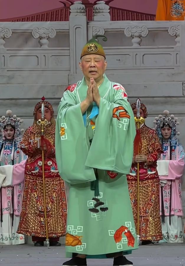 如果真有后悔药，郭德纲这次恐怕要掂量一下了！不到一个月前，他在武汉演出时改编《弹