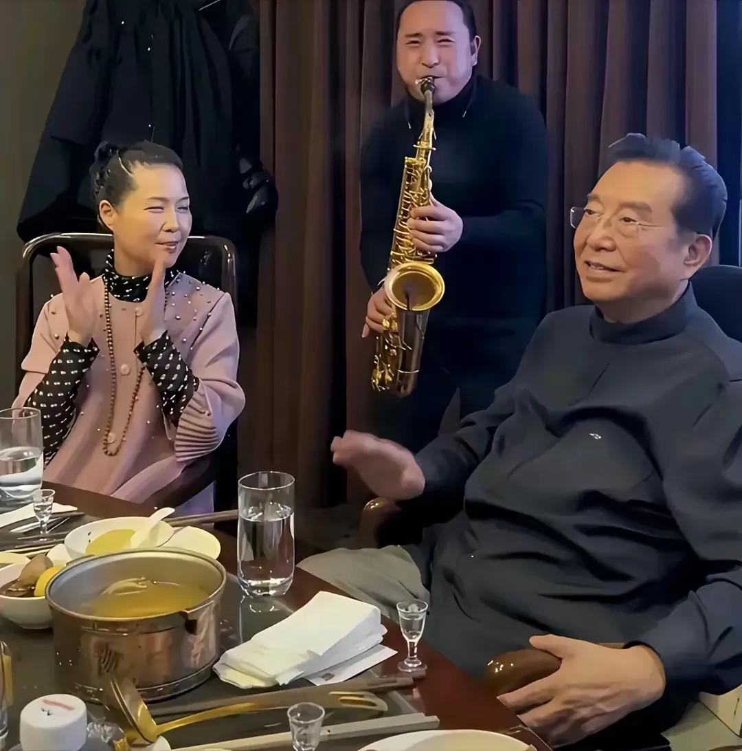李双江老师和梦鸽老师在一家酒店吃饭，旁边吹萨克斯的这位是谁？不会是酒店的一种服务